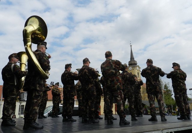 Katonai toborzás Berettyóújfaluban 05